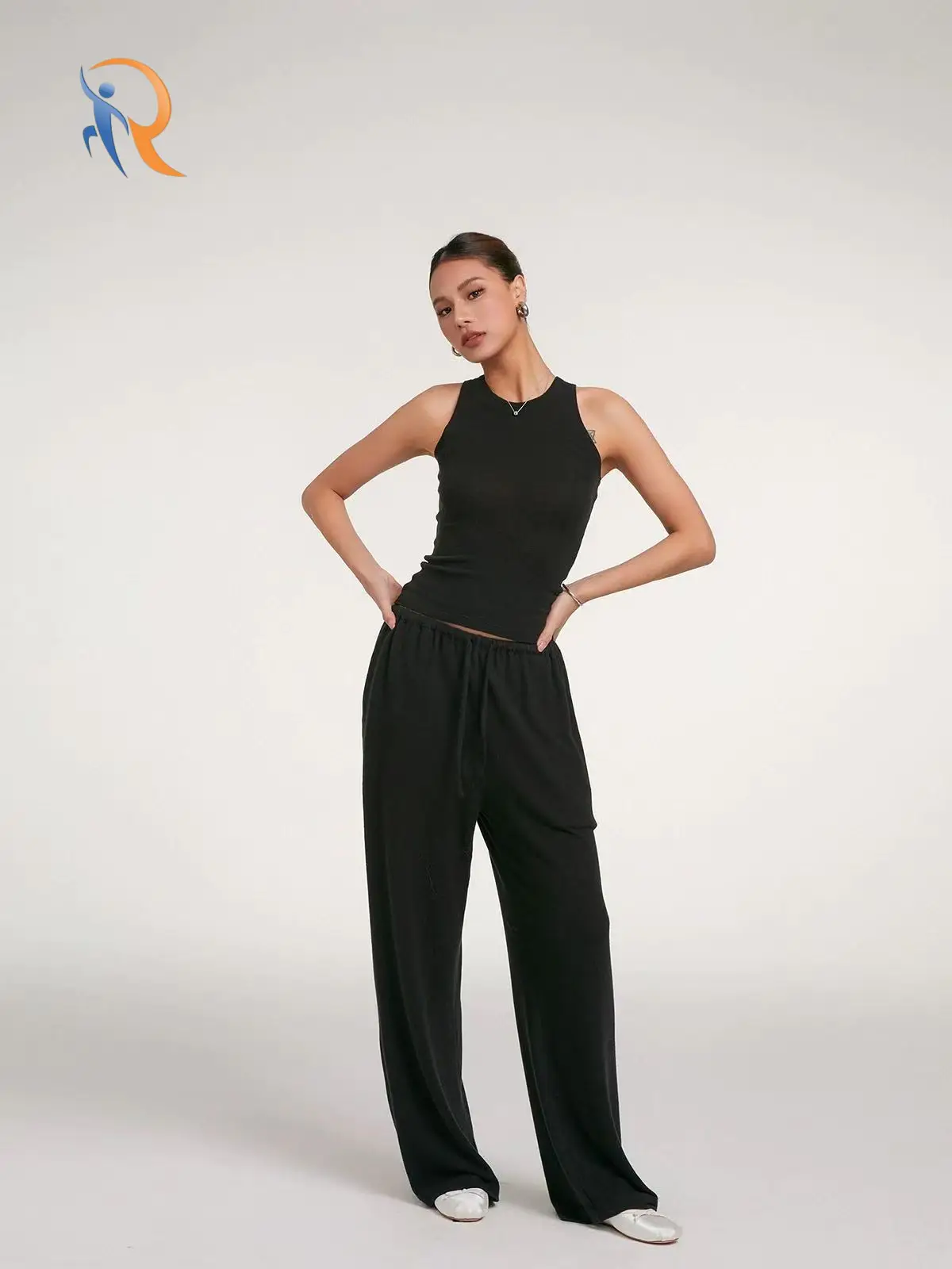 Sports and leisure fit-and-slimming black top